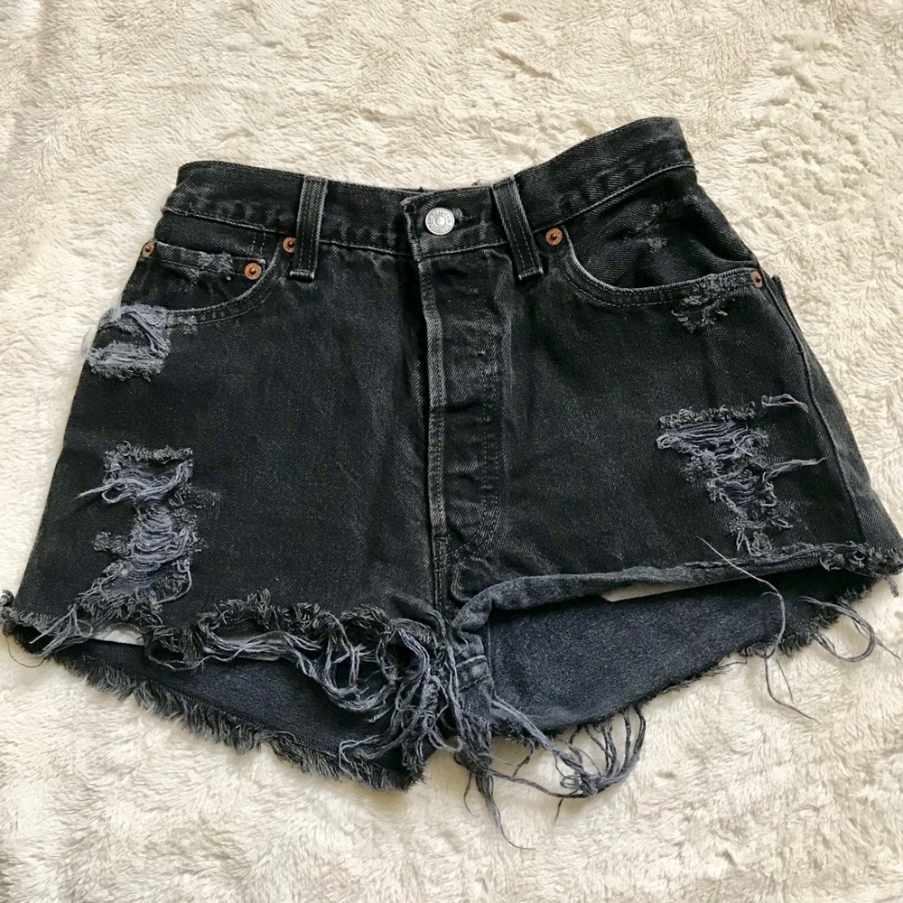 🌹Levi’s Black Ripped Jean Shorts🌹
